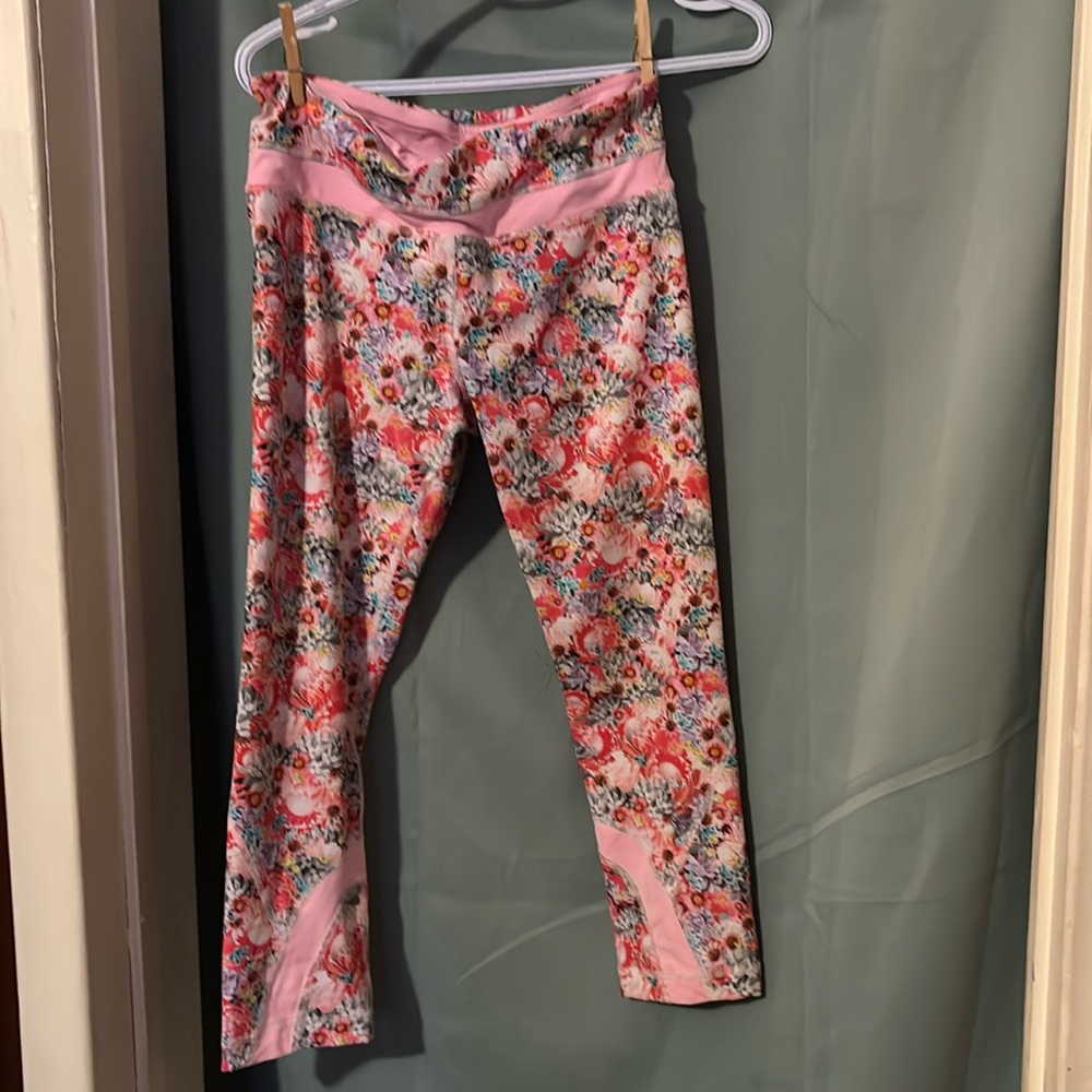 Cutest Lululemon crops. Floral size 6. Great shape, waist elastic is knotted.